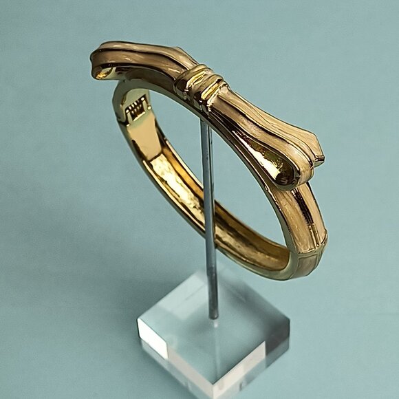 RIBBON BOW Enamel Bow Shape Hinged Bangle Bracelet Cream Tan Gold Plated Tone - Picture 3 of 7
